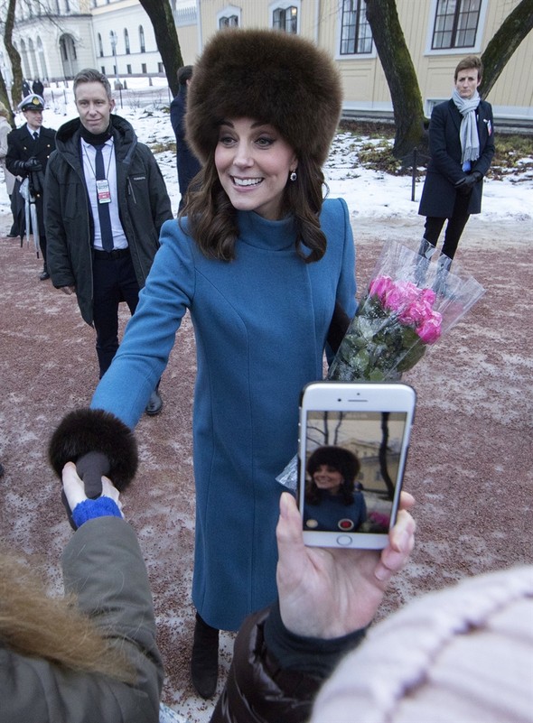 Kraliçe müdahele etti 70 yaşındaki Camilla'ya benzedi