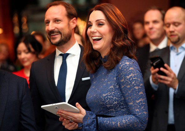 Kraliçe müdahele etti 70 yaşındaki Camilla'ya benzedi