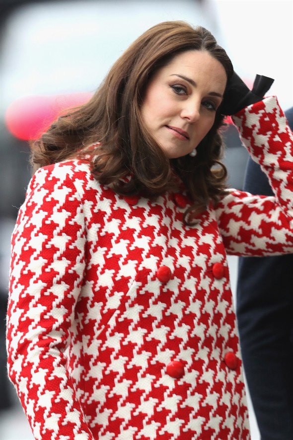 Kraliçe müdahele etti 70 yaşındaki Camilla'ya benzedi