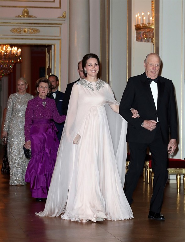 Kraliçe müdahele etti 70 yaşındaki Camilla'ya benzedi