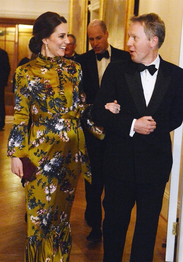Kraliçe müdahele etti 70 yaşındaki Camilla'ya benzedi