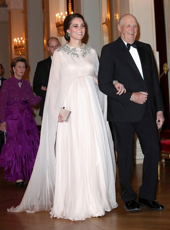 Kraliçe müdahele etti 70 yaşındaki Camilla'ya benzedi