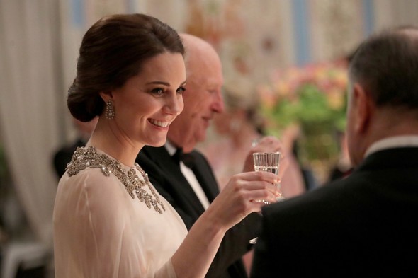 Kraliçe müdahele etti 70 yaşındaki Camilla'ya benzedi