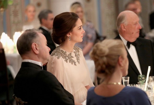 Kraliçe müdahele etti 70 yaşındaki Camilla'ya benzedi
