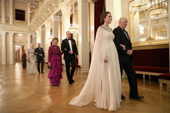 Kraliçe müdahele etti 70 yaşındaki Camilla'ya benzedi