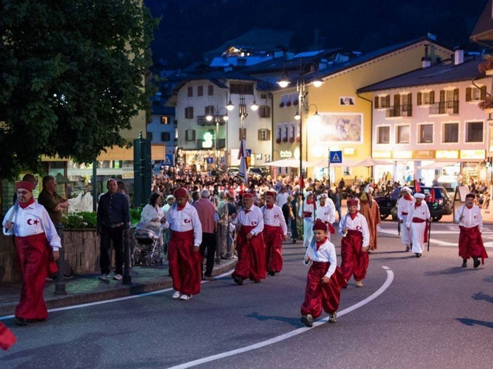 Avrupa’nın ortasında  323 yıldır Türk gibi yaşıyorlar !