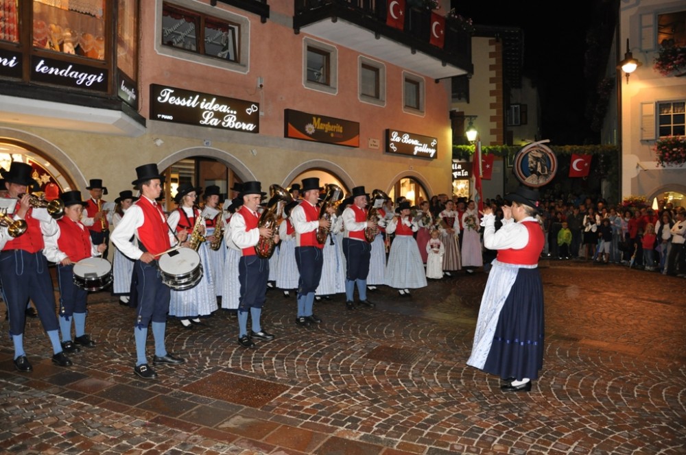 Avrupa’nın ortasında  323 yıldır Türk gibi yaşıyorlar !