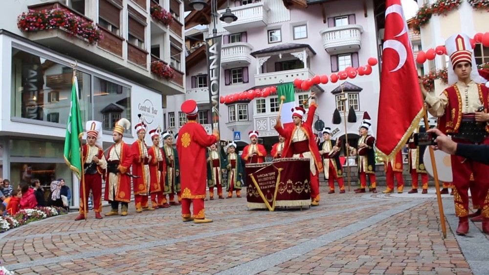 Avrupa’nın ortasında  323 yıldır Türk gibi yaşıyorlar !