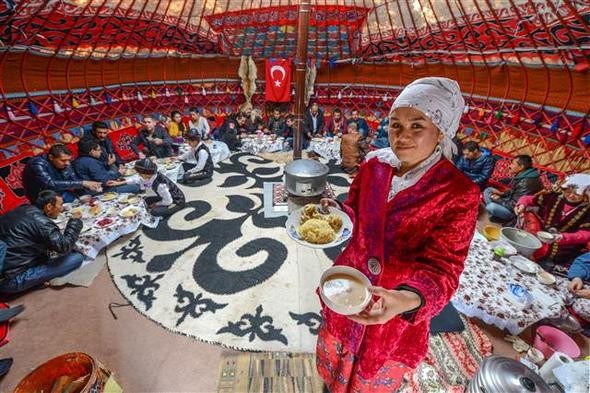 Kırgız Türkleri Han otağındakültürlerini tanıtıyor.