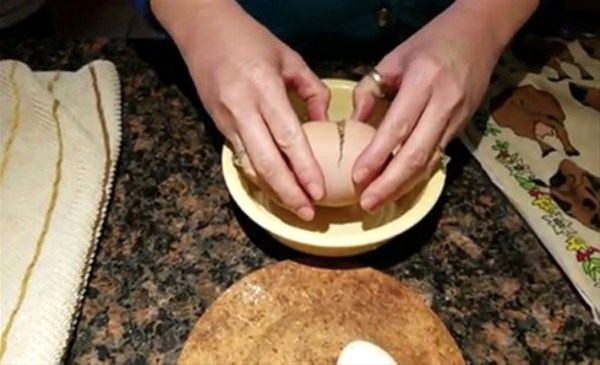 Marketten aldığı yumurtayı görünce şaşkına döndü.