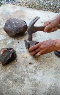 Marketten aldığı yumurtayı görünce şaşkına döndü.