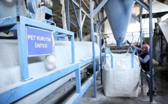 Pet şişeler ipe dönüşüyor