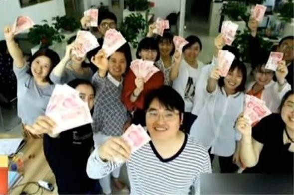 Verdikleri her kilo için çalışanlarına para ödeyen patron!