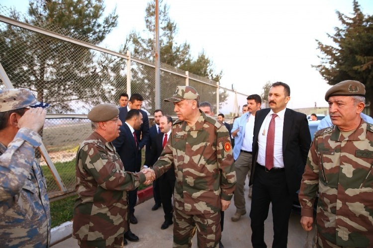 Ünlü isimler askere moral vermek için sınıra akın etti
