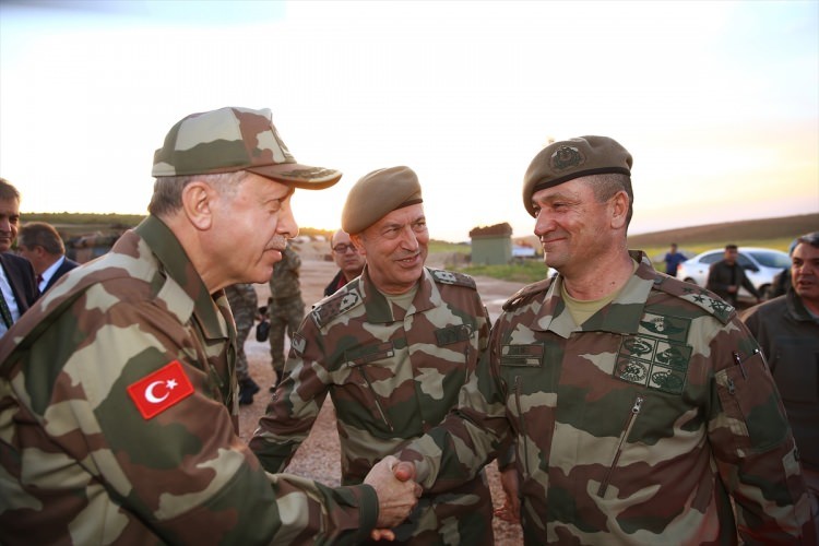 Ünlü isimler askere moral vermek için sınıra akın etti
