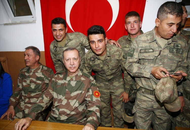 Ünlü isimler askere moral vermek için sınıra akın etti