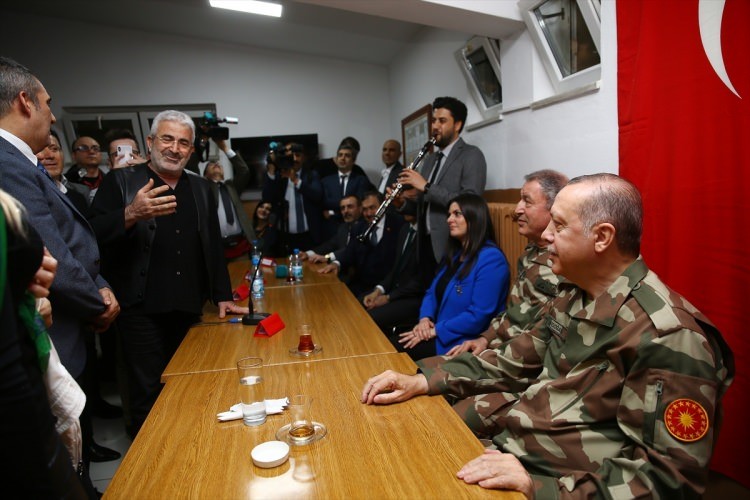 Ünlü isimler askere moral vermek için sınıra akın etti