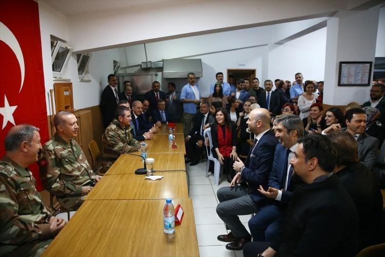 Ünlü isimler askere moral vermek için sınıra akın etti