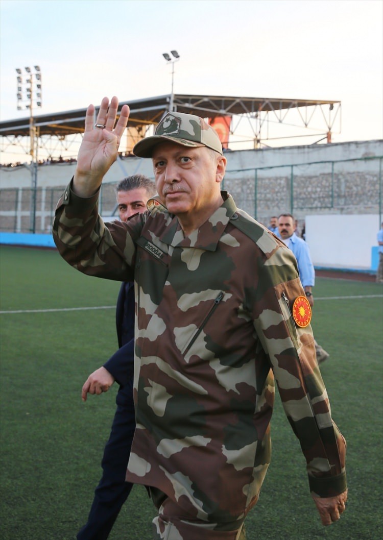Ünlü isimler askere moral vermek için sınıra akın etti