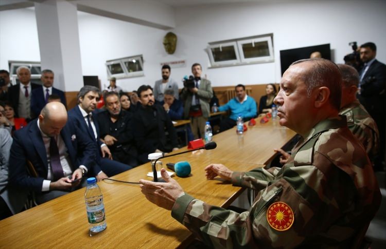 Ünlü isimler askere moral vermek için sınıra akın etti