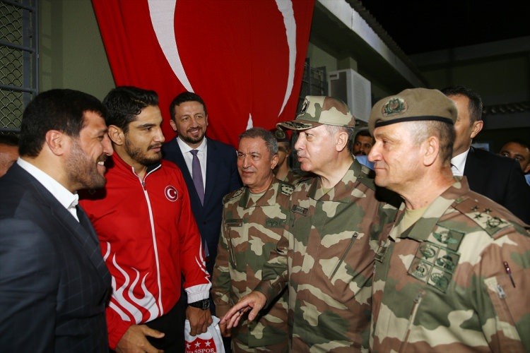 Ünlü isimler askere moral vermek için sınıra akın etti