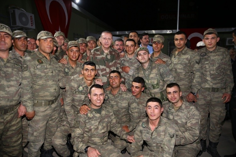 Ünlü isimler askere moral vermek için sınıra akın etti
