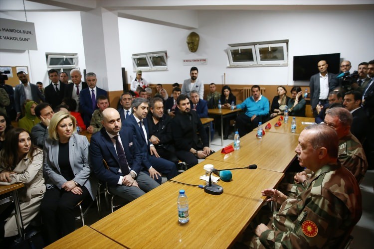 Ünlü isimler askere moral vermek için sınıra akın etti