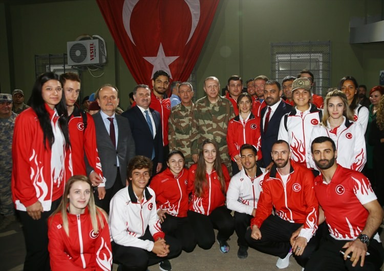 Ünlü isimler askere moral vermek için sınıra akın etti