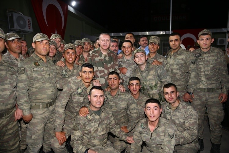 Ünlü isimler askere moral vermek için sınıra akın etti
