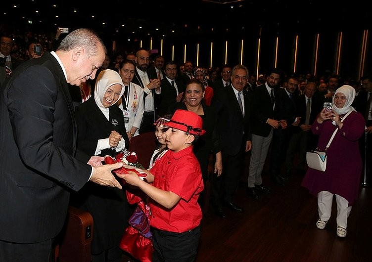 Erdoğan Romanlarla buluştu