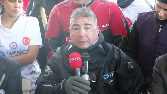 Cem Karabay 'en uzun süre soğuk denizde yaşama' rekoru kırdı