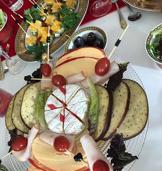 Adnan Oktar kedicikleriyle iftar yaptı