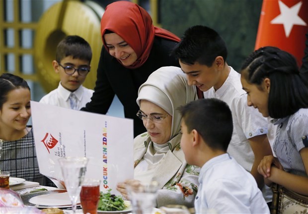 Emine Erdoğan,koruma altındaki çocuklarla buluştu