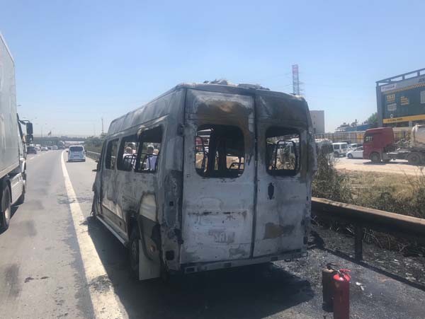 TEM Otoyolu'nda minibüs yangını trafiği felç etti!