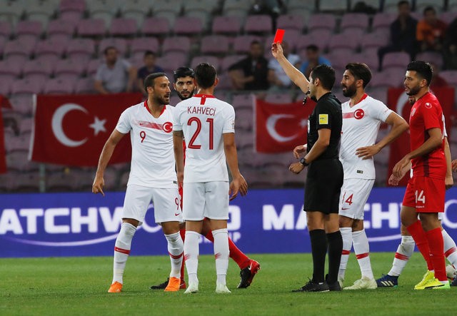 Türkiye-Tunus maçının son anlarında ortalık karıştı!
