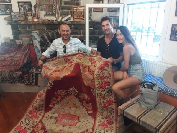 Hollywood yıldızları yer sofrasında yemek yediler!