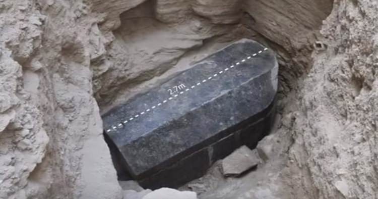 Büyük İskender'e ait olduğu düşünülen 2500 yıllık lahit açıldı