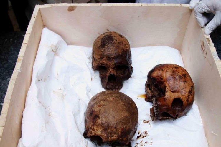 Büyük İskender'e ait olduğu düşünülen 2500 yıllık lahit açıldı