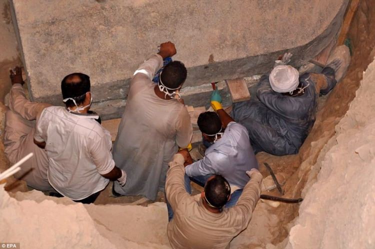 Büyük İskender'e ait olduğu düşünülen 2500 yıllık lahit açıldı
