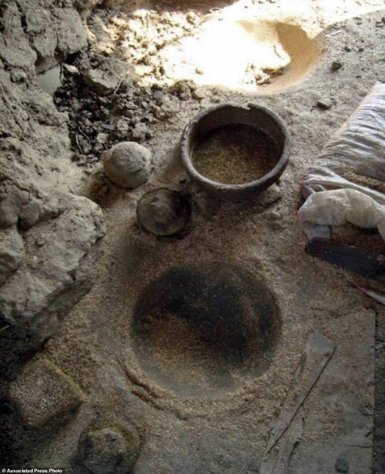 Büyük İskender'e ait olduğu düşünülen 2500 yıllık lahit açıldı