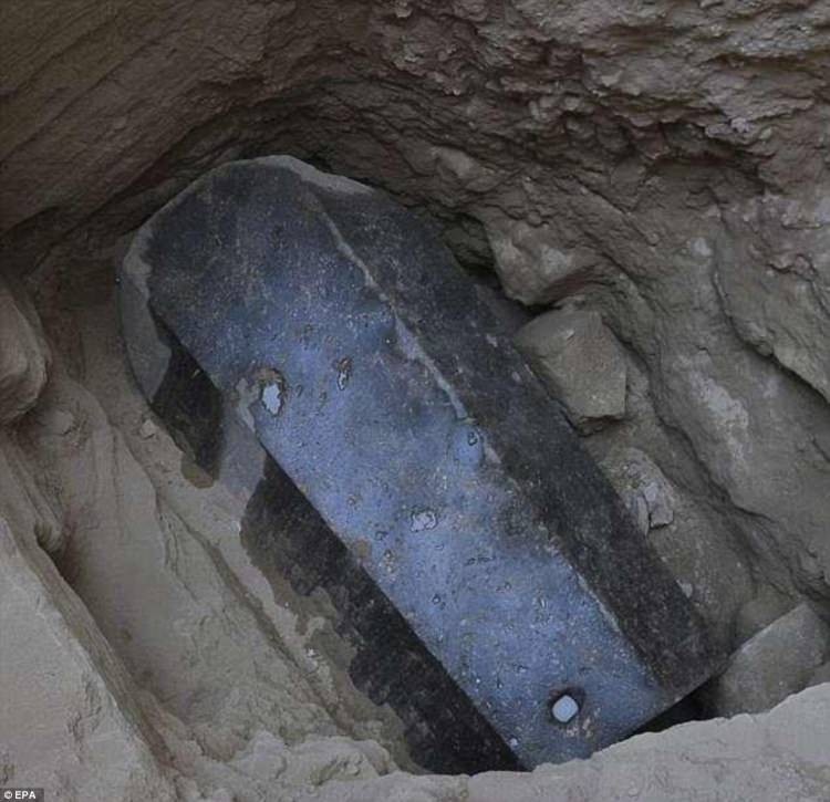 Büyük İskender'e ait olduğu düşünülen 2500 yıllık lahit açıldı