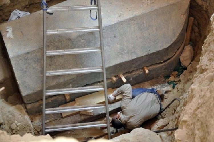 Büyük İskender'e ait olduğu düşünülen 2500 yıllık lahit açıldı