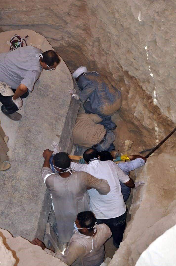 Büyük İskender'e ait olduğu düşünülen 2500 yıllık lahit açıldı