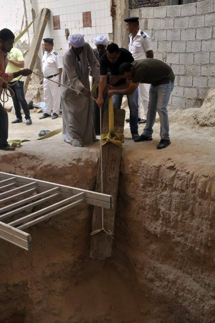 Büyük İskender'e ait olduğu düşünülen 2500 yıllık lahit açıldı