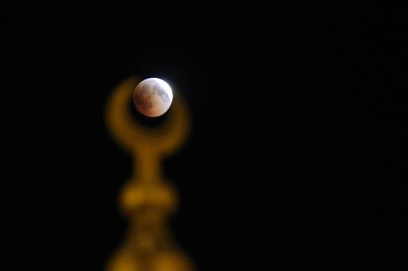 21. yüzyılın en uzun kanlı ay tutulmasından renkli kareler