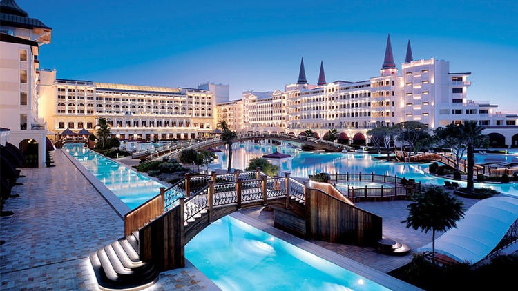Mardan Palace Hotel çürümeye terk edildi