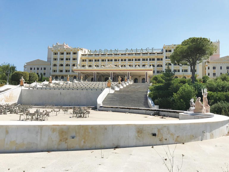 Mardan Palace Hotel çürümeye terk edildi