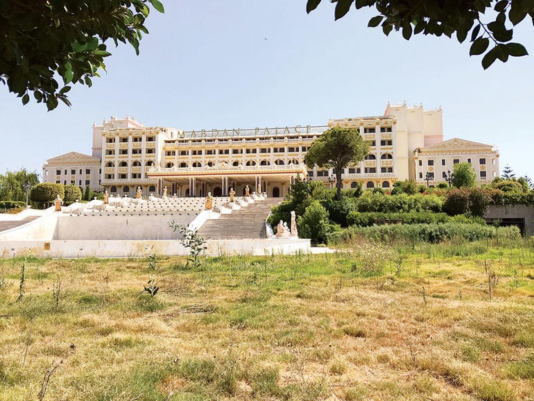 Mardan Palace Hotel çürümeye terk edildi