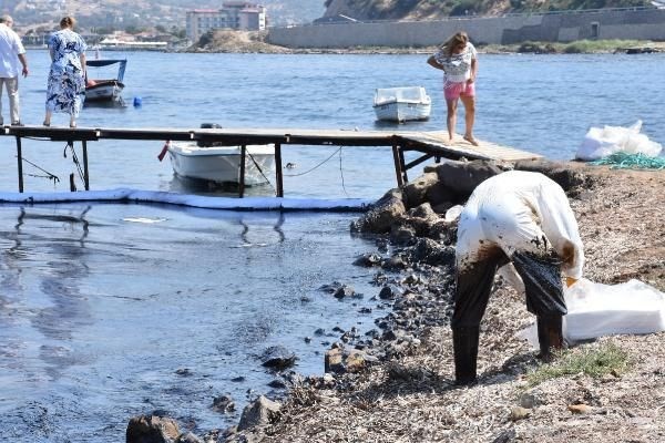 Foça sahili petrole bulandı