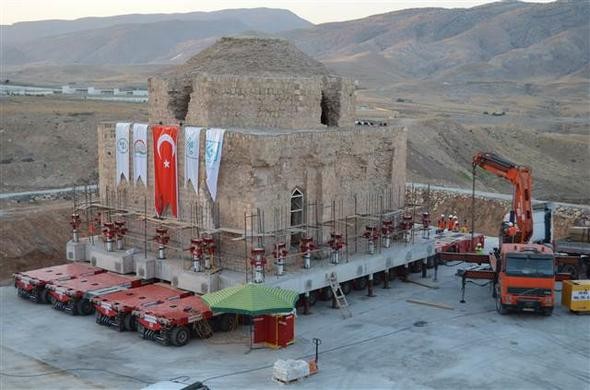 Tarihi hamam yeni yerine indiriliyor